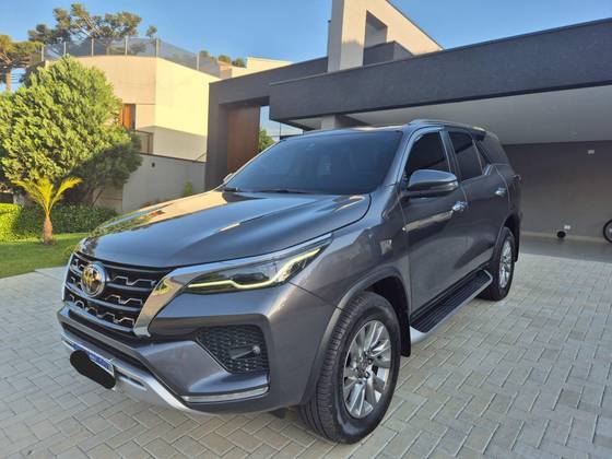 TOYOTA HILUX SW4 2.8 D-4D TURBO DIESEL SRX 7L 4X4 AUTOMÁTICO